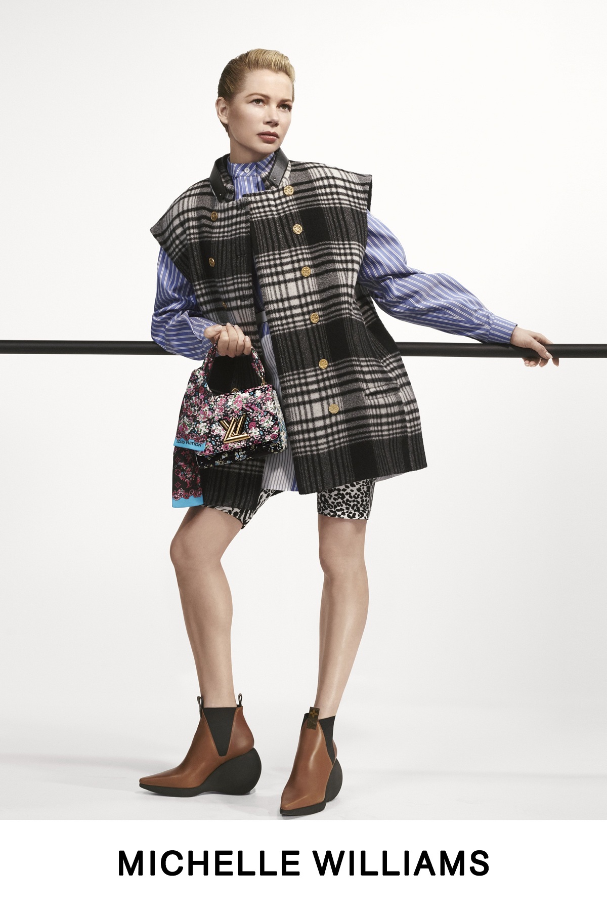 Samara Weaving Models LOUIS VUITTON Pre-Fall 2022 Collection