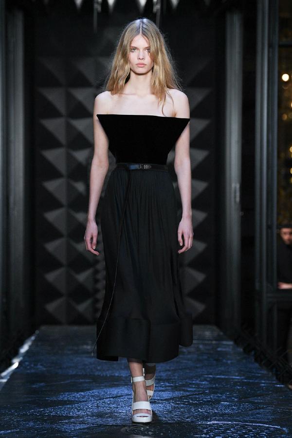 Louis Vuitton Fall 2023 Women's Fashion Campaign in Paris — Anne of  Carversville